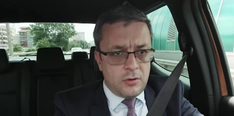 На кого се кара Биков, докато шофира